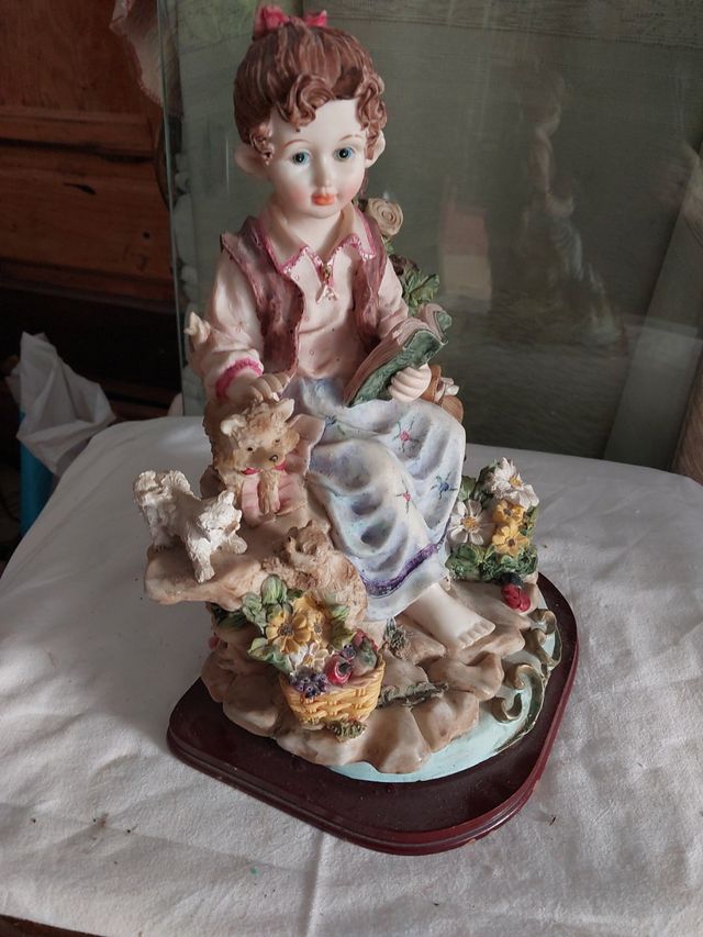 Figura antigua de resina 