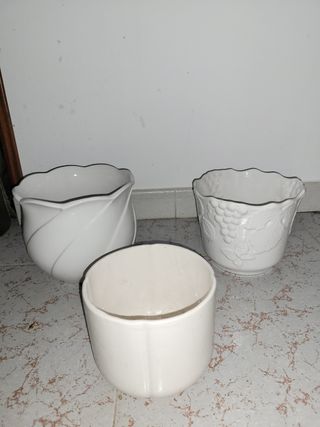 3 maceteros con bordes irregulares