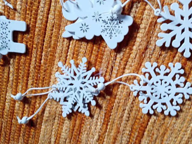 Adornos blancos árbol de Navidad