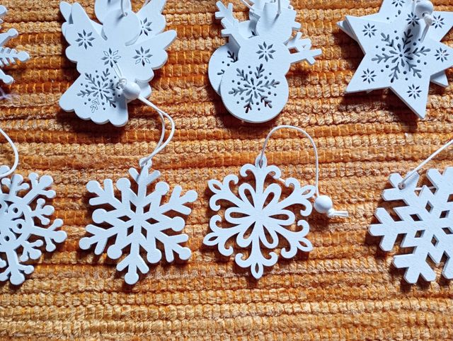 Adornos blancos árbol de Navidad