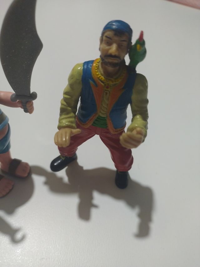 2 figuras de piratas