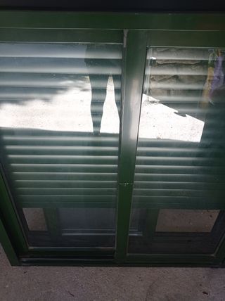 Ventana de aluminio verde 