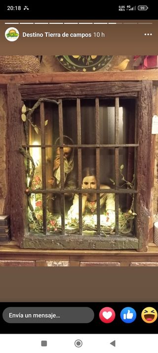 Ventana madera antigua con reja