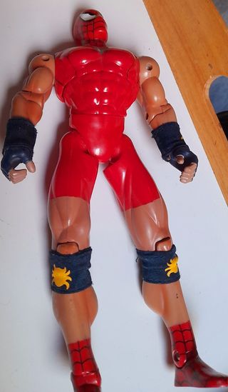 Dos figuras de Espider Man