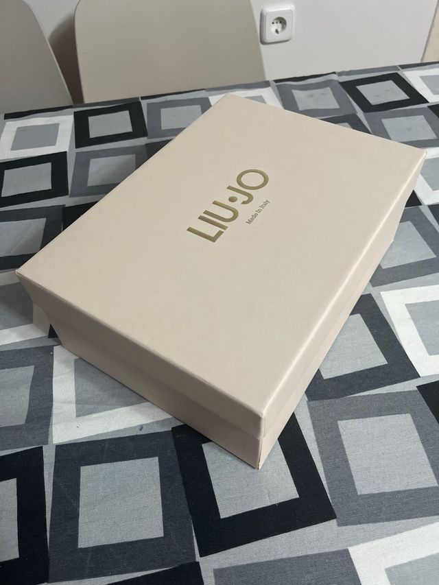 Caja Liujo