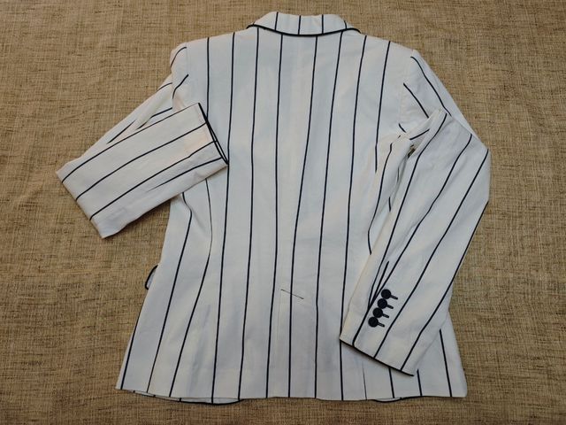 Americana blanca y azul marino talla L