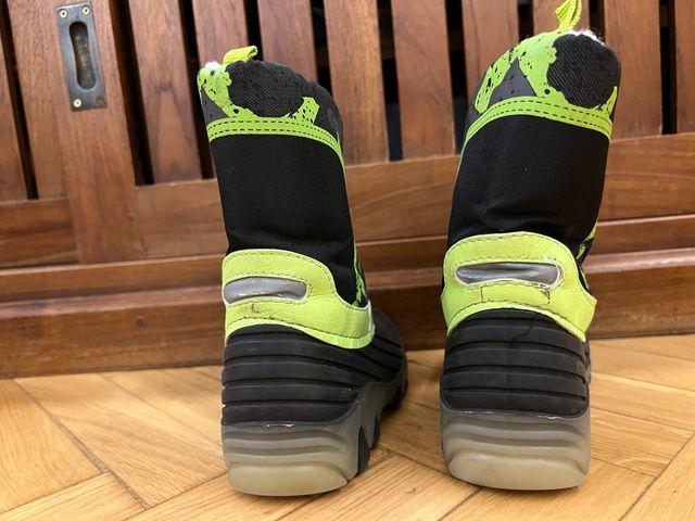 Botas apres nieve talla 26 verde y gris con luces