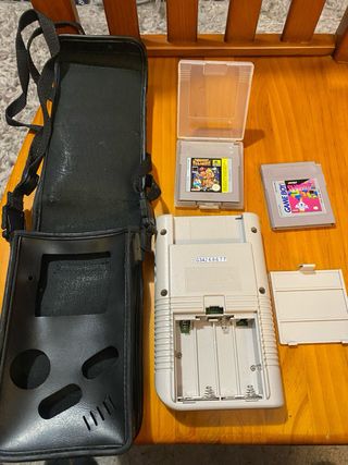 Game Boy DMG01 con dos juegos