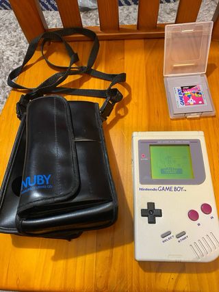 Game Boy DMG01 con dos juegos