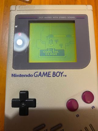 Game Boy DMG01 con dos juegos