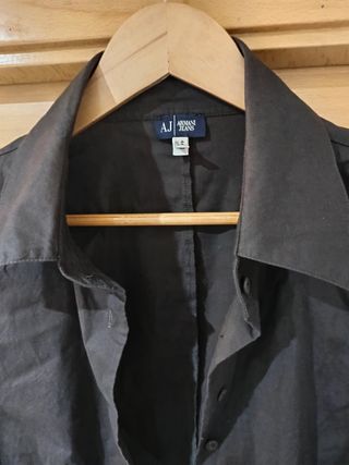 Camisa o blusa de Armani.