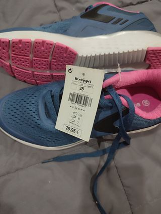 Bambas running boomerang