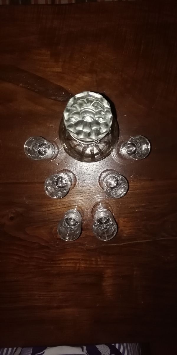 Bottiglia cristallo e sei bicchieri 