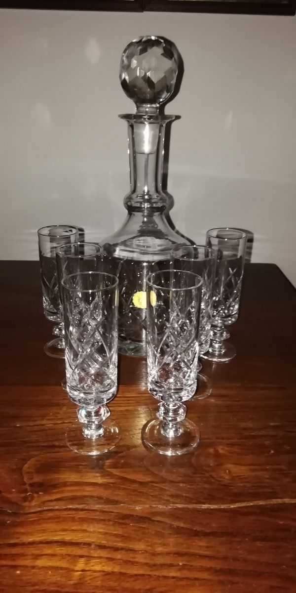 Bottiglia cristallo e sei bicchieri 