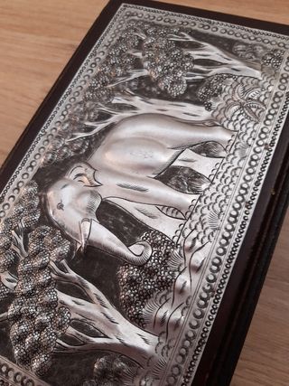 Caja de madera, con motivos.