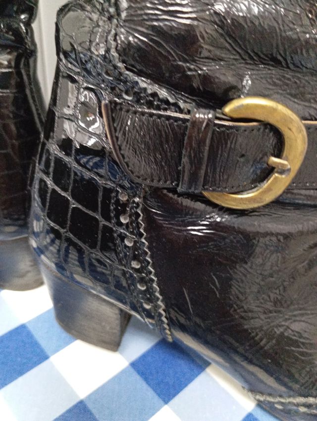 Botas de charol negro