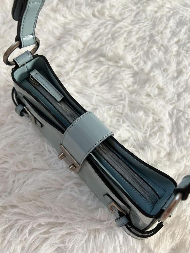 Borsa Guess Celeste Vernice con Dettagli Argento