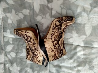 Botines tacón efecto piel de serpiente