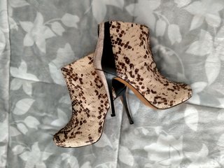 Botines tacón efecto piel de serpiente