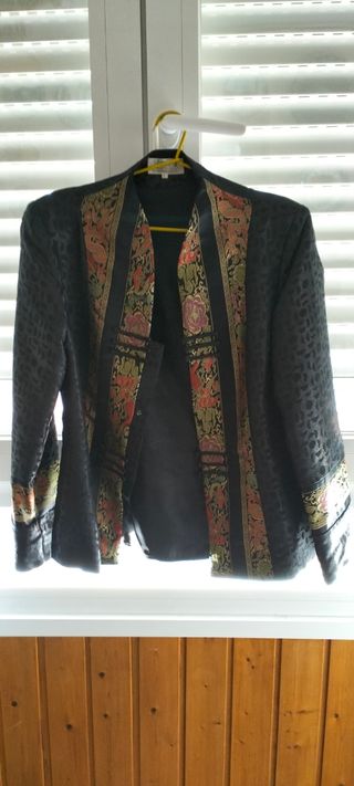 Chaqueta de raso. Original cuello mao