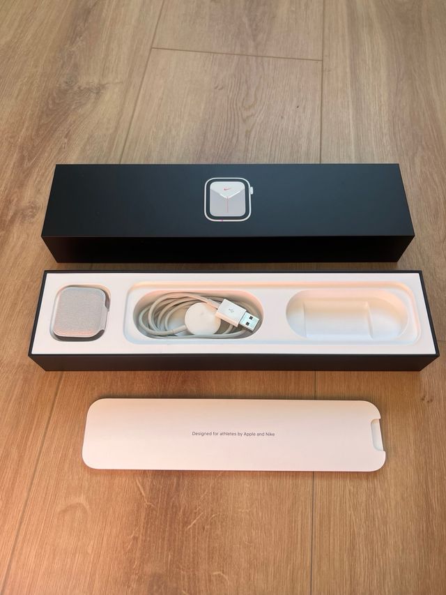 Caja apple watch + cargador apple watch