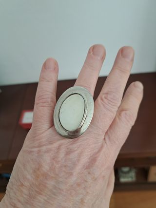 Anillo grande blanco y plata