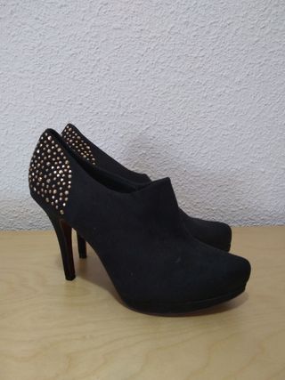 Zapatos abotinados fiesta antelina negros dorados.