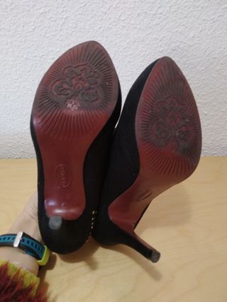 Zapatos abotinados fiesta antelina negros dorados.