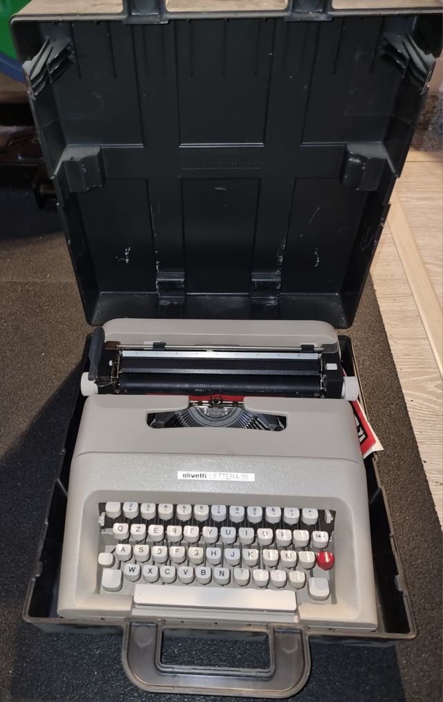 Macchina da Scrivere Olivetti Lettera 35