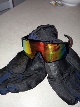 GUANTES Y GAFAS DE ESQUÍ 