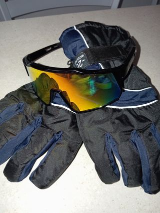 GUANTES Y GAFAS DE ESQUÍ 