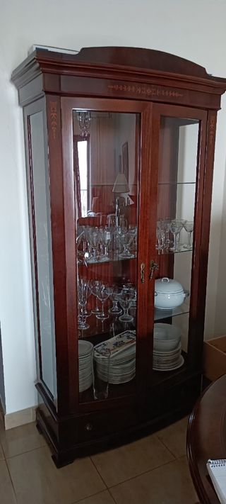 Vitrina de madera y cristal 