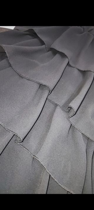 vestito nero a balze