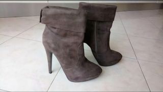 Stivaletti scamosciati alla moda