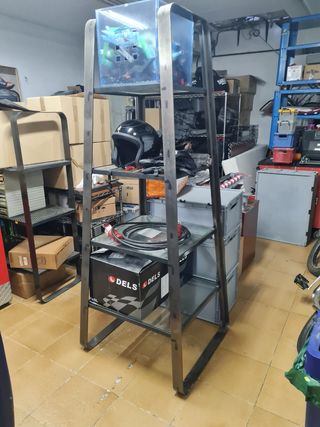 Mesas y estanterias metalicas.