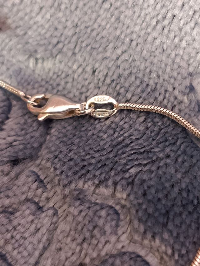 Collana d'argento con goccia di zircone