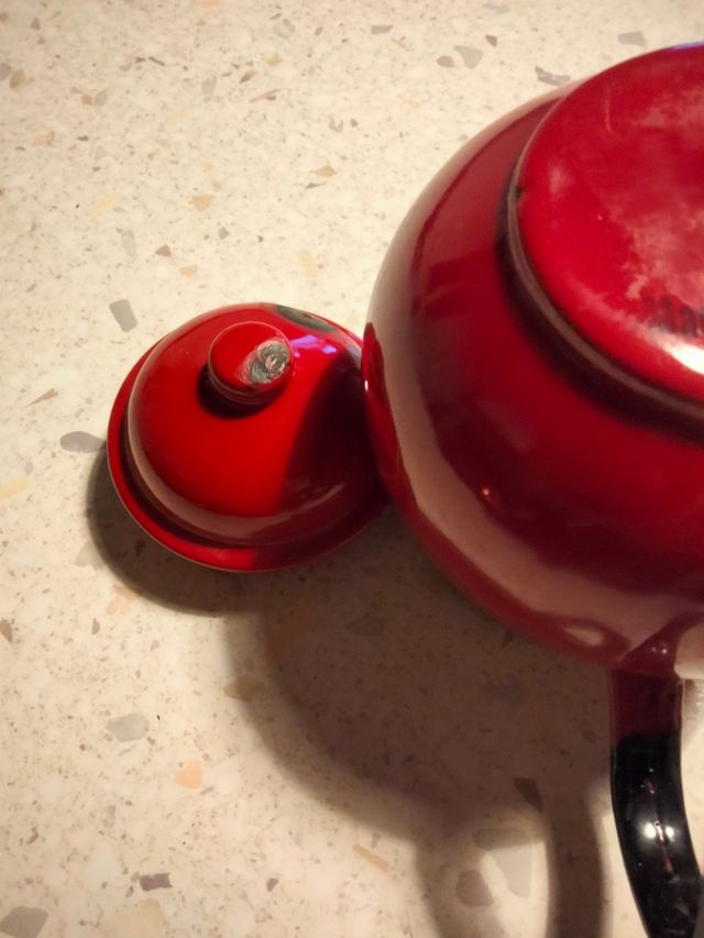 Teiera vintage in ferro smaltato