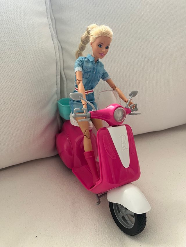 Barbie motorista con muñeca y moto
