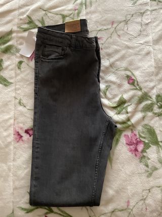 Pantalones elasticos,grises.