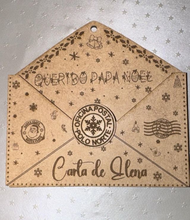 Sobre de madera y adornos