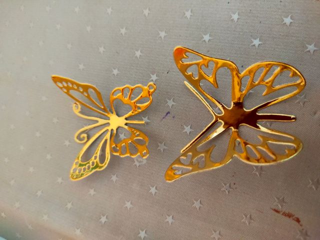 Sobre de madera y adornos