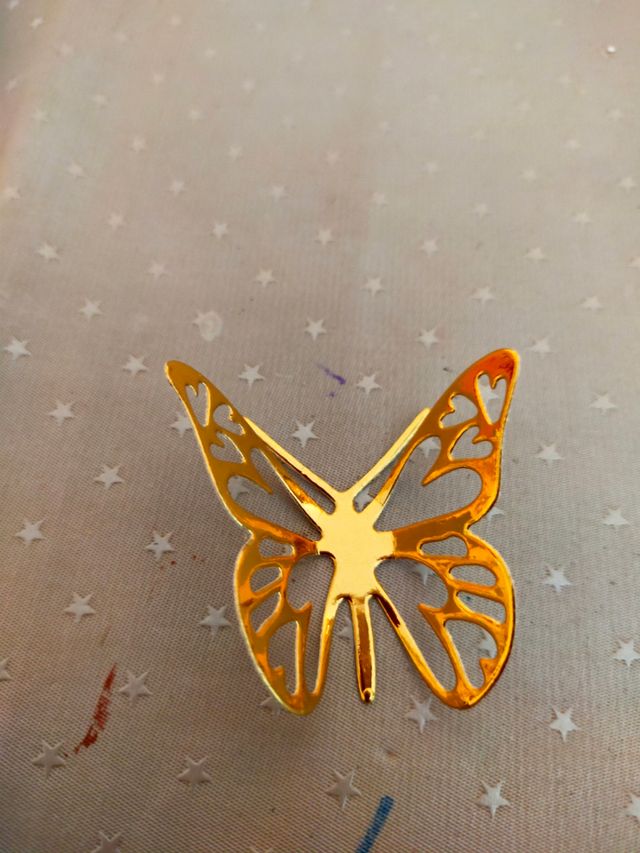 Sobre de madera y adornos