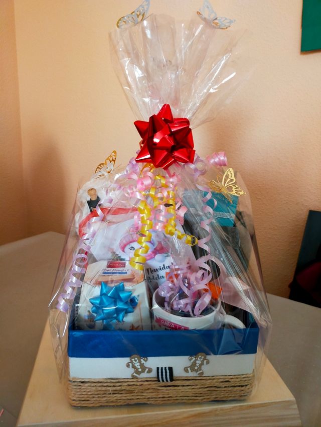 Sobre de madera y adornos