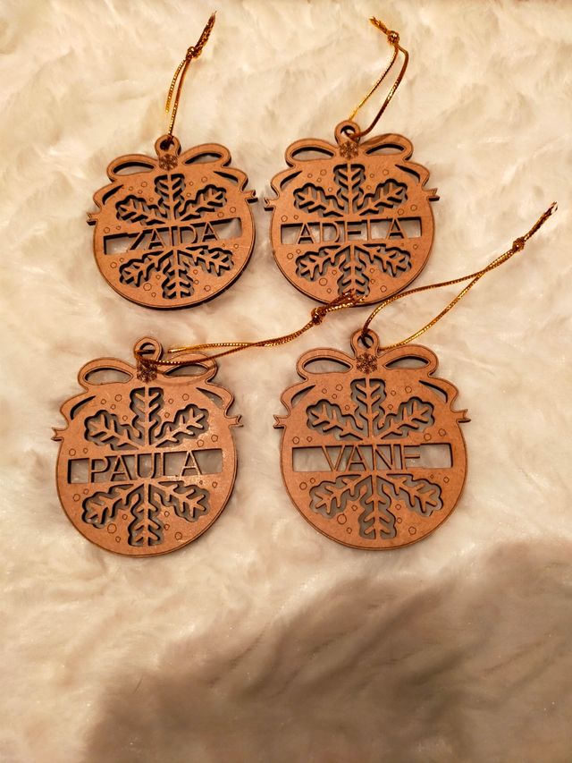 Sobre de madera y adornos