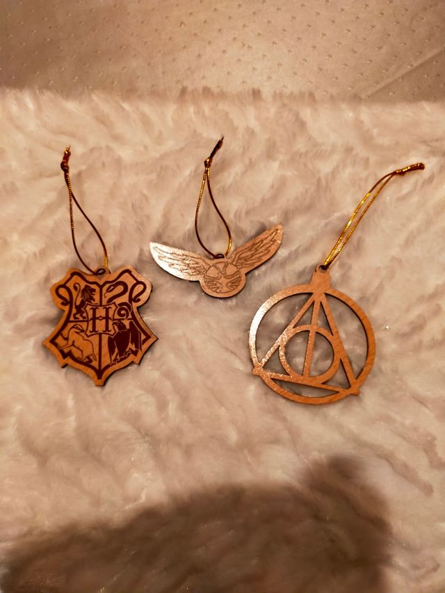 Sobre de madera y adornos