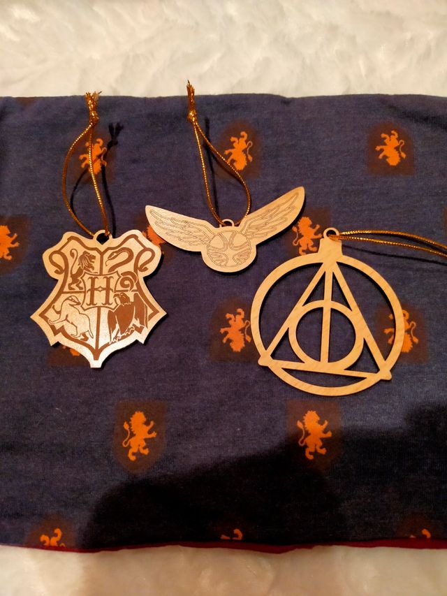 Sobre de madera y adornos