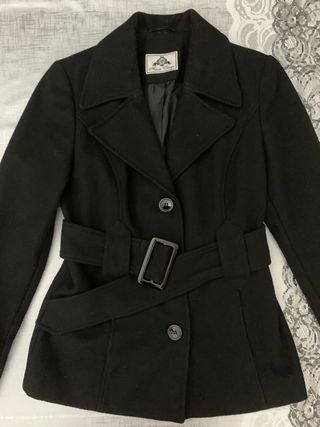 Giaccone nero linea sagomata