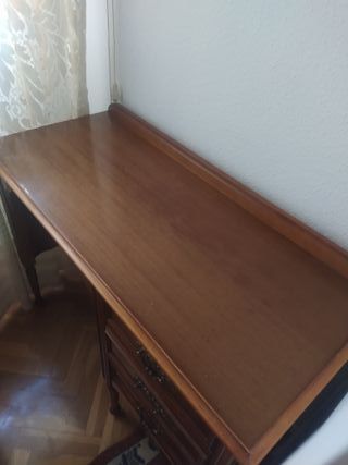 Mesa de estudio, escritorio y silla.