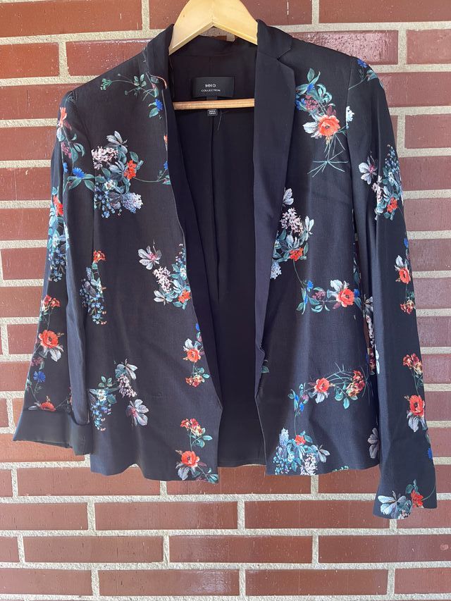 Americana negra, de Mango, estampado flores