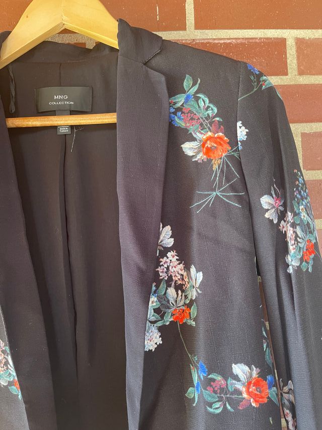 Americana negra, de Mango, estampado flores